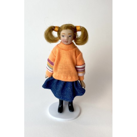 Mergaitė oranžiniu megztiniu